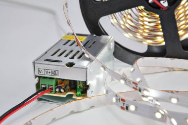 LED şeritler hafif makaraları ve güç kaynağı bağdaştırıcı sürücüsü dahil.