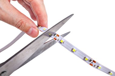 Eller Close-Up tutun Led şerit kesme Makası.