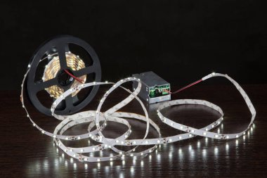 Güç ünitesi yakınındaki bir makara led Strip ışık parlayan.