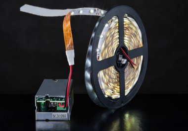 Işıklı Led şerit ve gerilim trafo, closeup siyah arka plan.