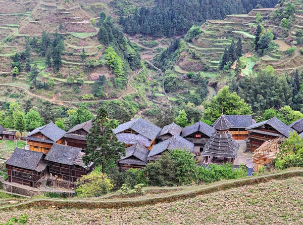 Έθνικ χωριό κοντά Zhaoxing, αγροτική περιοχή της νοτιοδυτικής Κίνας — Φωτογραφία Αρχείου