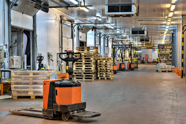 Forklifts pallet truck  in loading  dock  inside cold storage warehouse. — Stock Photo, Image