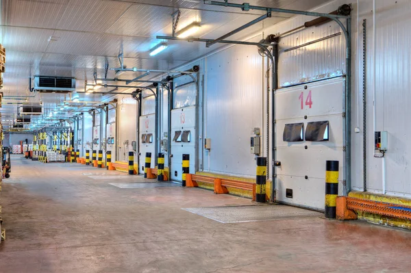 Entrance systems loading dock cold storage door  inside distribution warehouse — Stock Photo, Image