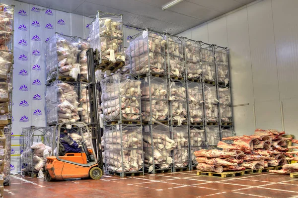 Operación de almacenamiento en instalaciones de almacenamiento frío, almacén refrigerado . — Foto de Stock