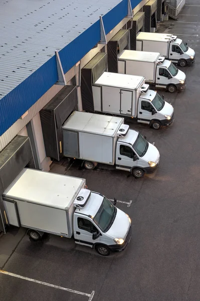 Top viev vrachtwagens laden lossen in magazijn. — Stockfoto