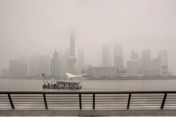 Hava kirliliği, ağır duman, Bund Shanghai Çin kefen binalarıyla. — Stok fotoğraf