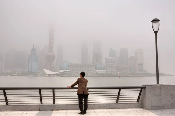 Binalarda Lujiazui, ağır duman, Shanghai, Çin kefen. — Stok fotoğraf