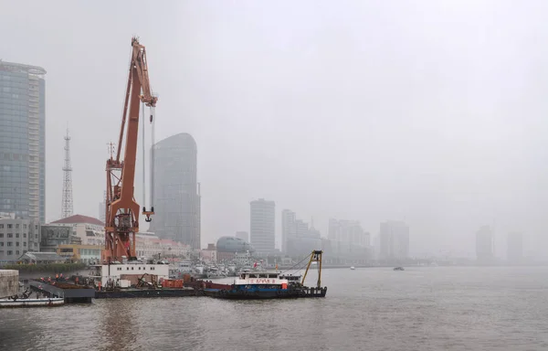 Poluição do ar em cidades chinesas, poderia perto do Bund, Shanghai . — Fotografia de Stock