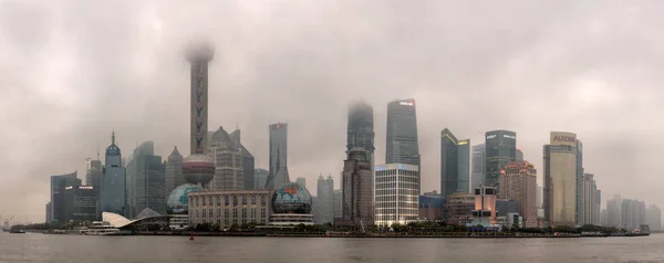 Luftföroreningar i tätorter i kinesiska städer, Smog över Shanghai, Lujiazui. — Stockfoto