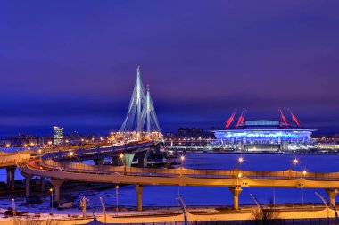 Kış cityscape Stadyumu, askılı köprü ve otoyol geceleri.