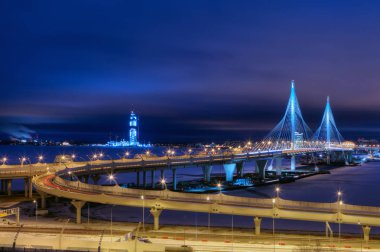 Aydınlatma kablosu akşam köprü otoyol, St. Petersburg, Rusya Federasyonu'kaldı.
