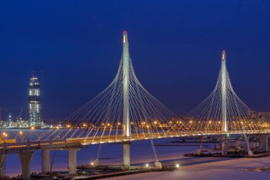 Yolları haçlar dere icebound, 13í Köprüsü, gece aydınlatma hızlı.