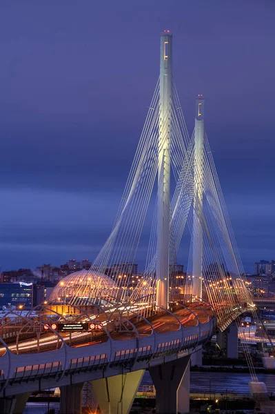 Cable Stayed Bridge Illuminated Night, São Petersburgo, Rússia . — Fotografia de Stock