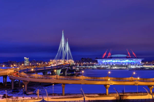 Kış cityscape Stadyumu, askılı köprü ve otoyol geceleri.