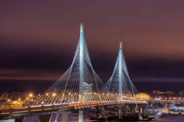 Pylony mostu drogowego pozostał są wyróżnione w nocy, Rosja. — Zdjęcie stockowe