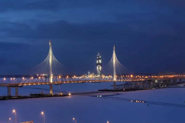 Geceleri aydınlatılan, askılı Karayolu Köprüsü nehir, icebound haçlar. — Stok fotoğraf