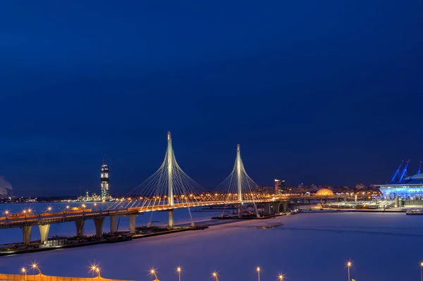 高速道路を渡った凍った河を笑い草にした橋の夜景. — ストック写真