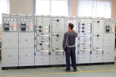 Elektrik mühendisi olmak Hizmetleri, test ve bakım düşük gerilim şalt. 