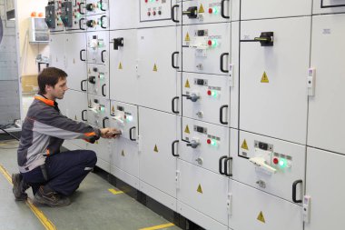 İşçi yapmak bakım Elektrik donatımı.