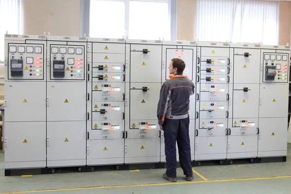 Electrical Engineer make Services, Testing and Maintenance Low voltage switchgear. — Stock Photo, Image
