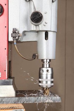 Daha büyük çaplı delik, BITS kalın çelik levha delinmiştir gördüm.