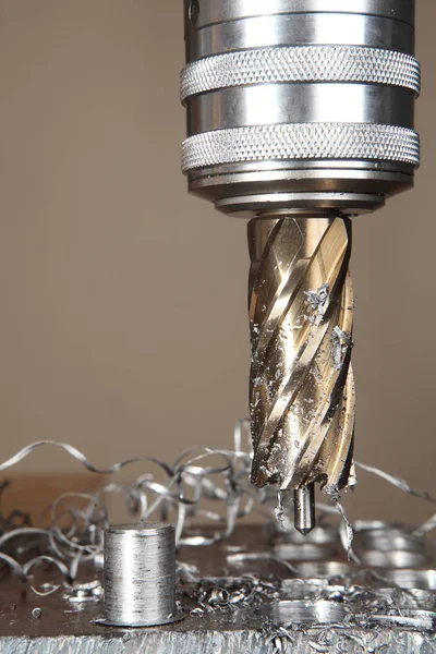 Крупним планом обробка інструменту дриль під час процесу різання металу розточувальний отвір . — стокове фото