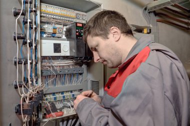 Makine Mühendisi yükseltme ekipman elektrik santral yapıyor