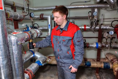 Kazan dairesine ısıtma sisteminde teftiş bir teknisyen