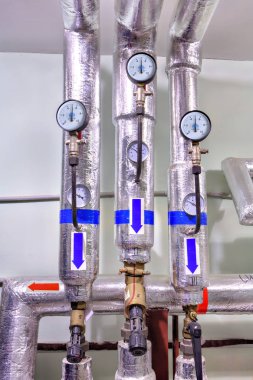 Isı yalıtımı ve sıcak su boru Basınç ölçü aygıtları.