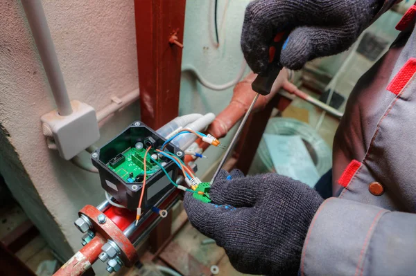 Ingeniero mecánico instala equipos para sistemas de calefacción central — Foto de Stock