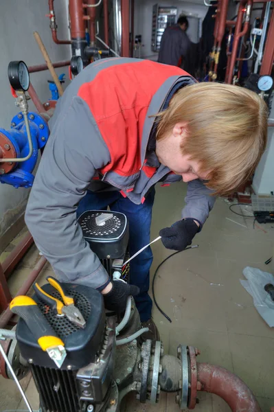 Industrial Pump Repair Services, the technician connects a motor wires. — Stock Photo, Image