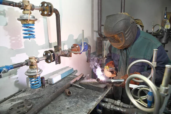 WWelder electric arc welding using personal protective equipment, boiler room. — Stock Photo, Image