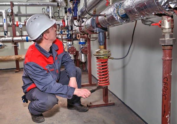 Ingenieros de calefacción monitorean medidores en la sala de calderas . — Foto de Stock