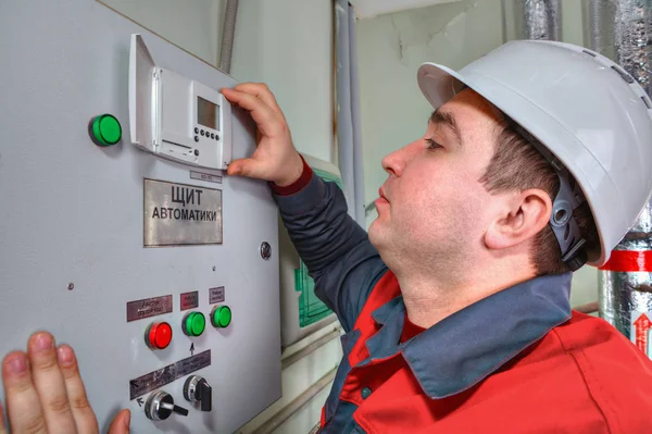 Mechanical Engineer reads the readings on the switchgear panel. — Stock Photo, Image