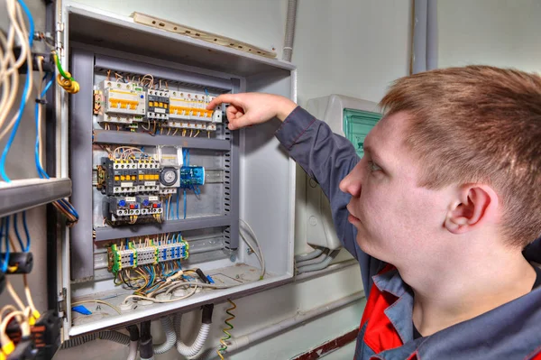 Reparación de centralita, ingeniero electricista inspecciona la caja de fusibles . — Foto de Stock