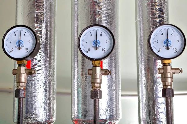 熱コンダクターの横のボイラー室の 3 つの圧力計. — ストック写真