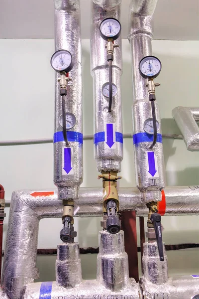 Aparatos de aislamiento térmico y medición de presión en las tuberías de calefacción . —  Fotos de Stock