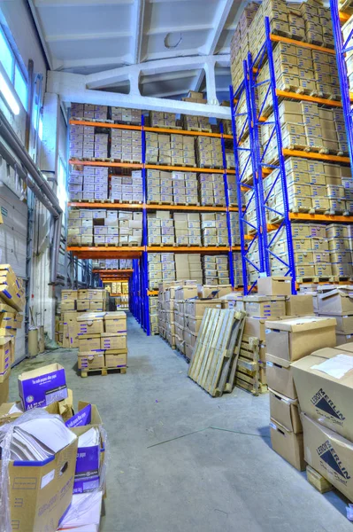 Cajas de registros almacenados en el almacén, instalación de almacenamiento de documentos segura . — Foto de Stock