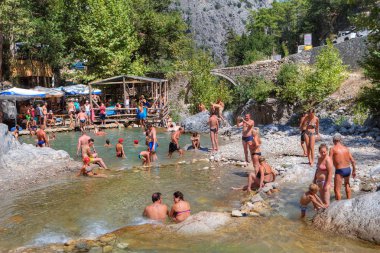 Bir dağ nehir kanyonun Kuzdere Yüzme turist grup.