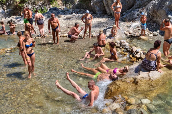 多くの人々 は、山ストリーム渓谷 Kuzdere で入浴. — ストック写真