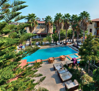 Tatil kasabası bir otelde Açık Yüzme Havuzu.