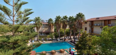 Küçük bir otel bölgesinde Açık Yüzme Havuzu.