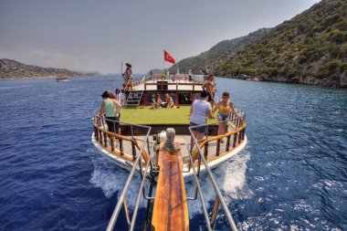 Turistler Yatlar gezi Akdeniz'de gemide sakin ol.