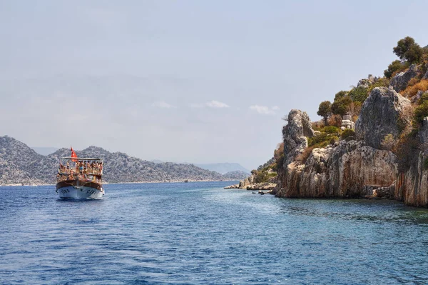 Gezi Akdeniz'de Kekova yakınındaki çok sayıda turist ile yat — Stok fotoğraf