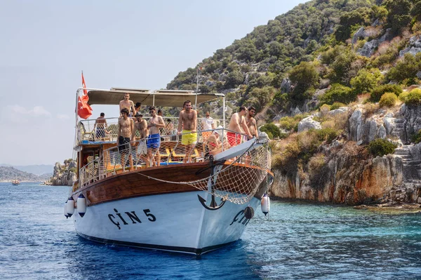 Gezi gemisi Akdeniz, Antalya yakınlarında çok sayıda turist ile. — Stok fotoğraf