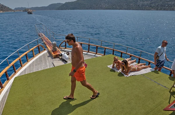 Turisti a bordo gita in barca per il tempo libero, i passeggeri si abbronzano e camminano . — Foto Stock