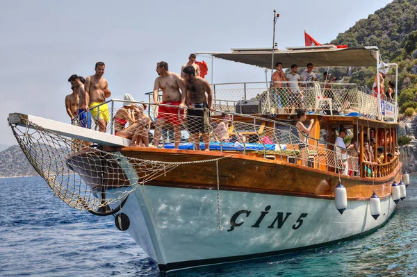Barca di turisti sul Mediterraneo vicino all'isola di Kekova, Antalya — Foto Stock