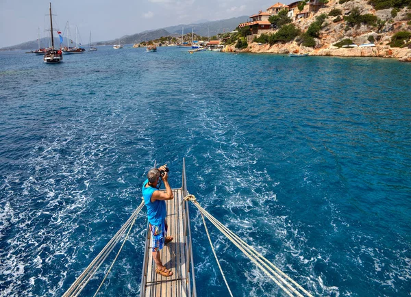 Tourist takes pictures of sights during water excursion in Mediterranean. — Stock Photo, Image