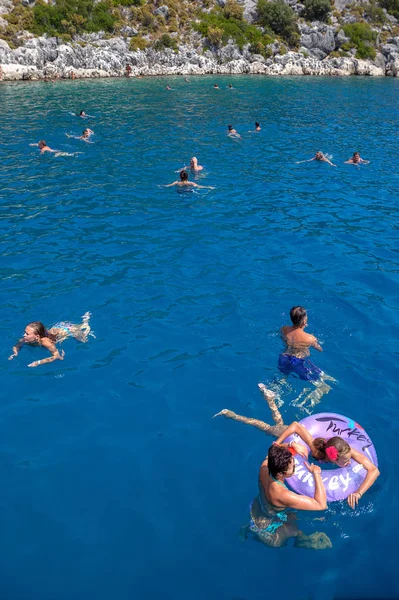 Yacht passengers basking in Mediterranean waters during sea sightseeing walks. — Stock Photo, Image