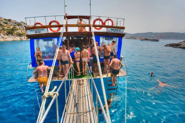 Yolcu Akdeniz sularında banyo tekne keyfi. — Stok fotoğraf